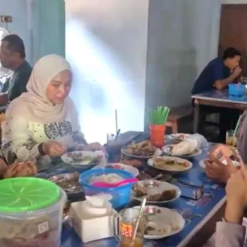 Ayam Goreng Mbok Mi: Legenda Kuliner Ponorogo yang Bertahan Sejak 2005 Ayam Goreng Mbok Mi: Legenda Kuliner Ponorogo yang Bertahan Sejak 2005