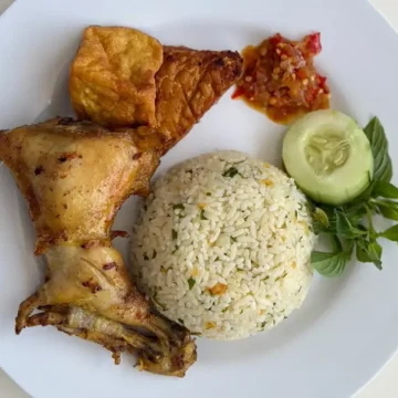 Ayam Goreng Pandan Wangi: Kuliner Baru Semarang dengan Nasi Daun Jeruk yang Menggoda