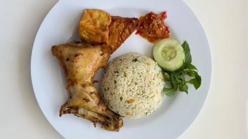 Ayam Goreng Pandan Wangi: Kuliner Baru Semarang dengan Nasi Daun Jeruk yang Menggoda