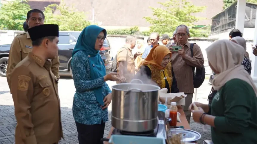 Bupati Mojokerto Dorong KPM PKH Naik Kelas dengan Pelatihan Kuliner dan Bantuan 67 Paket Bupati Mojokerto Dorong KPM PKH Naik Kelas dengan Pelatihan Kuliner dan Bantuan 67 Paket