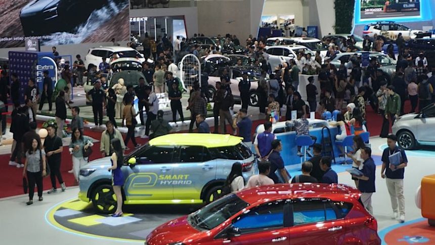 GIIAS 2026 Dibuka Meriah: Mercedes dan Fuso Bersaing Pamerkan Inovasi Terbaru
