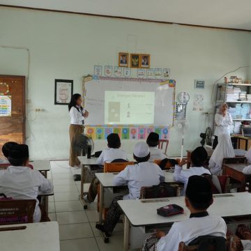 Karyawan Pabrik Otomotif Bekasi Jadi Guru Dadakan di Sekolah Dasar, Ini Tujuannya