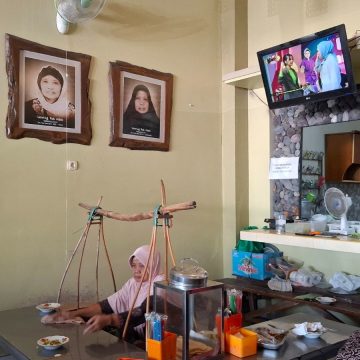 Lentog Tanjung Pak Ndek: Kisah Generasi Ketiga yang Mempertahankan Cita Rasa Otentik Kudus di Tengah Dinamika Musim