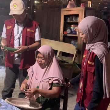 Menggali Potensi Kuliner Desa: KKNTK Kelompok 10 Amati UMKM Lontong Mak Nem di Trenggulunan