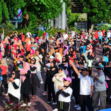 Meriahkan HUT ke-514 Bengkalis, Bupati Kasmarni Senam Bareng Warga Sambil Cek Kesehatan
