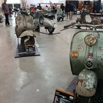 Puluhan Ribu Penggemar Vespa Padati JEC, Ajang Nongkrong Sambil Menikmati Musik dan Otomotif Puluhan Ribu Penggemar Vespa Padati JEC, Ajang Nongkrong Sambil Menikmati Musik dan Otomotif