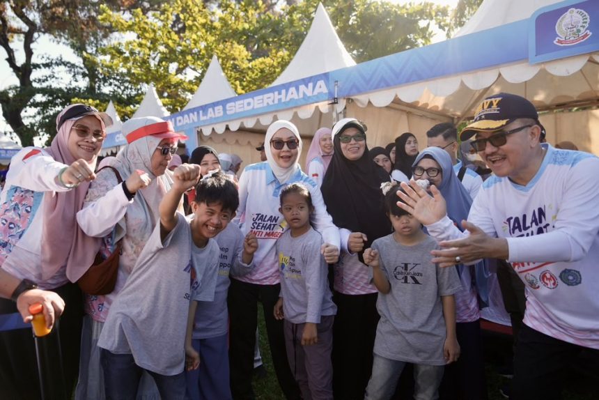 Sekda Sulsel Tinjau Langsung Layanan Kesehatan Gratis di Acara Jalan Sehat Anti Mager Sekda Sulsel Tinjau Langsung Layanan Kesehatan Gratis di Acara Jalan Sehat Anti Mager