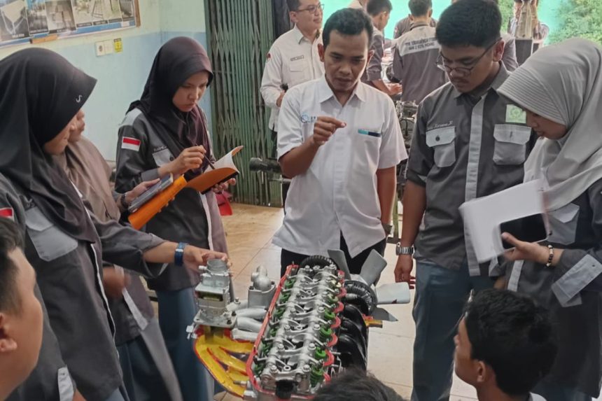 UNP Tingkatkan Kualitas Pembelajaran Otomotif di MAN 2 Padang dengan Trainer Interaktif