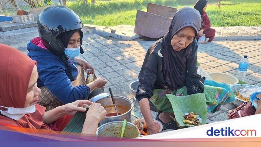 Antre Sejak Subuh demi Kelezatan Nasi Sasak yang Menggoda