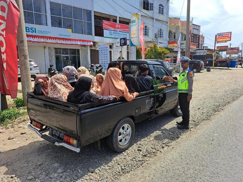Aturan dan Risiko Menggunakan Mobil Pick Up untuk Angkut Penumpang Aturan dan Risiko Menggunakan Mobil Pick Up untuk Angkut Penumpang