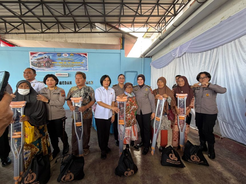 Bakti Kesehatan Polwan Polda Sumut: 200 Warga Belawan Terima Layanan Pengobatan Gratis