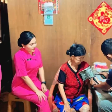 Bhayangkari Singkawang Bagikan Sembako dan Cek Kesehatan Sambut HUT ke-74