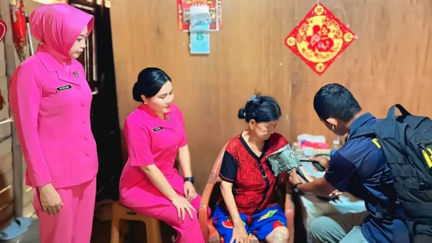 Bhayangkari Singkawang Bagikan Sembako dan Cek Kesehatan Sambut HUT ke-74