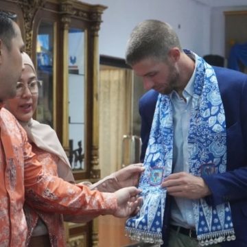 Bupati M. Syukur Jamu Tim Evaluator UNESCO dengan Batik Geopark dan Kuliner Khas