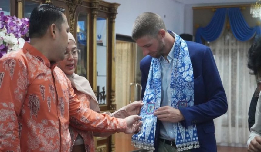 Bupati M. Syukur Jamu Tim Evaluator UNESCO dengan Batik Geopark dan Kuliner Khas
