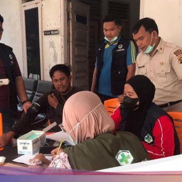 Dokkes Polda Riau Gelar Pemeriksaan Kesehatan Pintu ke Pintu untuk Warga Terdampak Karhutla Kerumutan