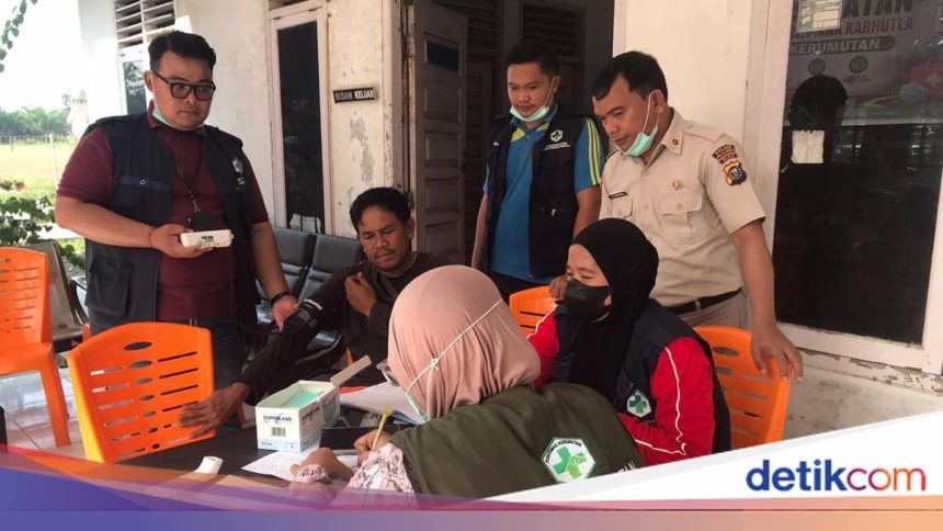 Dokkes Polda Riau Gelar Pemeriksaan Kesehatan Pintu ke Pintu untuk Warga Terdampak Karhutla Kerumutan