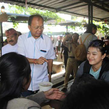 Gubernur Koster Galakkan UMKM Bali dengan Kebijakan ASN Wajib Nikmati Kuliner Lokal Tiap Jumat Gubernur Koster Galakkan UMKM Bali dengan Kebijakan ASN Wajib Nikmati Kuliner Lokal Tiap Jumat