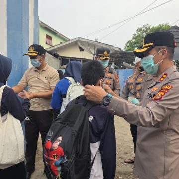 Kapolres Lubuk Linggau Bagikan 1.276 Masker untuk Siswa SMP Negeri 02 Guna Tingkatkan Kesadaran Kesehatan