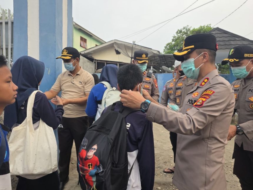 Kapolres Lubuk Linggau Bagikan 1.276 Masker untuk Siswa SMP Negeri 02 Guna Tingkatkan Kesadaran Kesehatan
