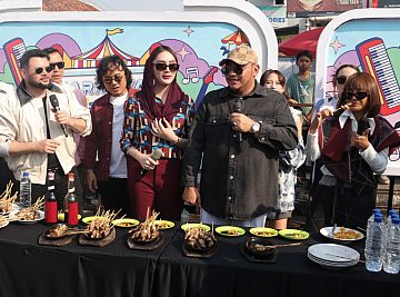 Karnaval SCTV Semarakkan Tegal, Dedy Yon Kenalkan Kuliner Khas Kota Bahari Karnaval SCTV Semarakkan Tegal, Dedy Yon Kenalkan Kuliner Khas Kota Bahari