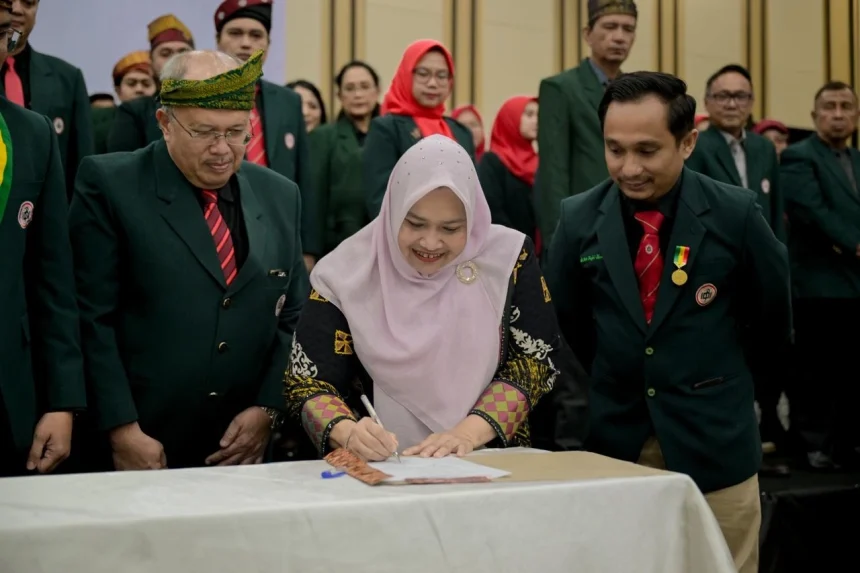 Kasmarni Lantik Pengurus IDI Bengkalis: Anggaran Terbatas Bukan Halangan untuk Jaga Mutu Layanan Kesehatan Kasmarni Lantik Pengurus IDI Bengkalis: Anggaran Terbatas Bukan Halangan untuk Jaga Mutu Layanan Kesehatan