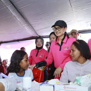 Ketua Umum Bhayangkari Gelar Bakti Sosial dan Kesehatan untuk Pengungsi Gempa Flores