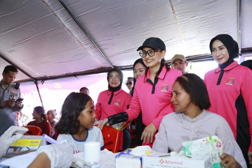 Ketua Umum Bhayangkari Gelar Bakti Sosial dan Kesehatan untuk Pengungsi Gempa Flores