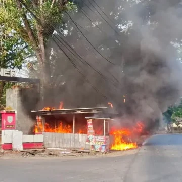 Kolaborasi Cepat: Polisi, Damkar, dan BPBD Sukses Padamkan Kebakaran Warung Kuliner di Prosida Bandar Jaya Kolaborasi Cepat: Polisi, Damkar, dan BPBD Sukses Padamkan Kebakaran Warung Kuliner di Prosida Bandar Jaya