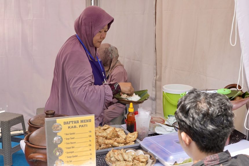 Kuliner Khas Jawa Tengah: Nasi Gandul dan Tumpang Koyor Meriahkan HUT ke-81 Kuliner Khas Jawa Tengah: Nasi Gandul dan Tumpang Koyor Meriahkan HUT ke-81