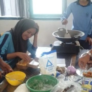 MAN 1 Muaro Jambi Asah Kreativitas Siswa Kelas XII D melalui Prakarya Kuliner