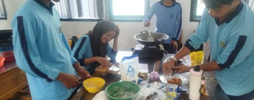 MAN 1 Muaro Jambi Asah Kreativitas Siswa Kelas XII D melalui Prakarya Kuliner MAN 1 Muaro Jambi Asah Kreativitas Siswa Kelas XII D melalui Prakarya Kuliner
