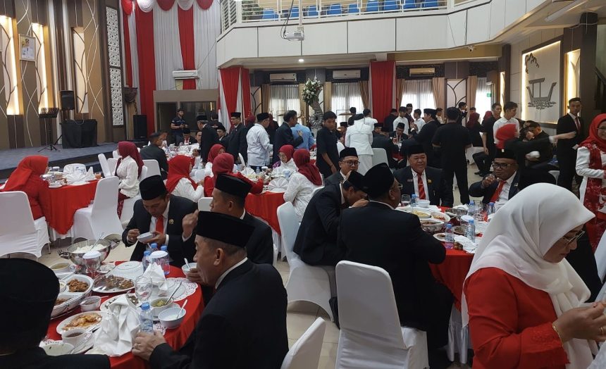 Menikmati Hidangan Khas Banjar Usai Apel HUT ke-81 RI di Banjarmasin Menikmati Hidangan Khas Banjar Usai Apel HUT ke-81 RI di Banjarmasin