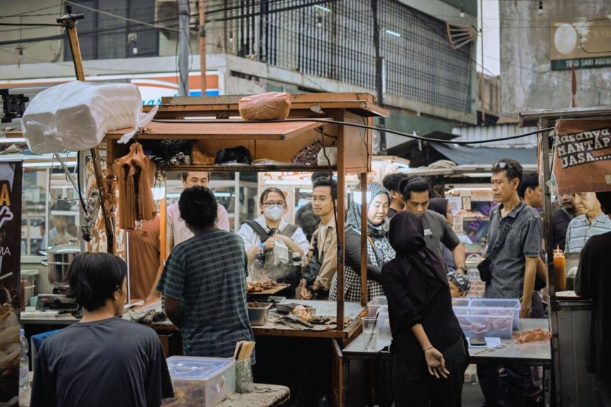 Nikmati Kuliner Murah di 4 Stasiun KRL Jakarta Ini