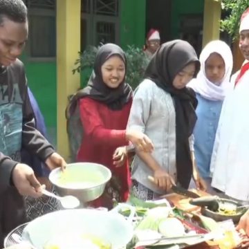 Pelajar Mancanegara Unjuk Kebolehan Memasak Tempe Mendoan di Cilacap, Gaungkan Kuliner Lokal ke Dunia