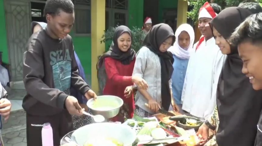 Pelajar Mancanegara Unjuk Kebolehan Memasak Tempe Mendoan di Cilacap, Gaungkan Kuliner Lokal ke Dunia