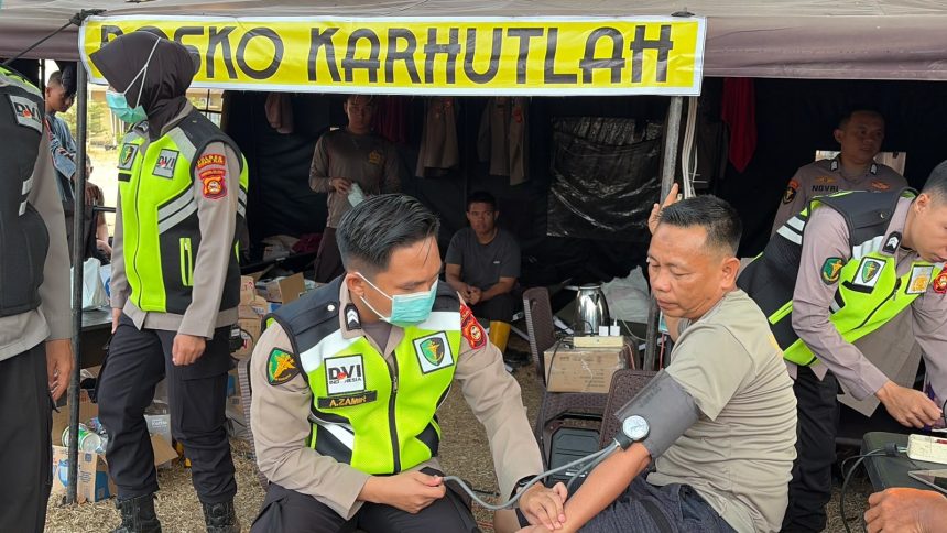 Pemeriksaan Kesehatan Personel Samapta BKO Polda Sumsel di Ogan Ilir untuk Penanganan Karhutla