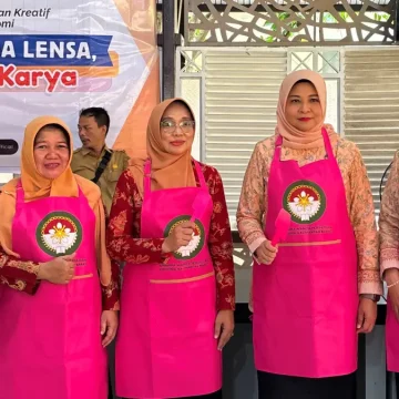 Perempuan Kreatif: Fotografi Kuliner dan Teknologi untuk Memperkuat Ekonomi Keluarga Perempuan Kreatif: Fotografi Kuliner dan Teknologi untuk Memperkuat Ekonomi Keluarga