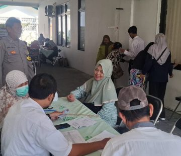 Perhatian untuk Lansia: Bhabinkamtibmas Tegalpanggung Dampingi Pemeriksaan Kesehatan di Kantor Kelurahan Perhatian untuk Lansia: Bhabinkamtibmas Tegalpanggung Dampingi Pemeriksaan Kesehatan di Kantor Kelurahan
