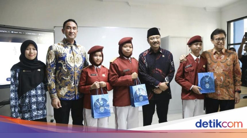 Pesan Menkes untuk Siswa Sekolah Rakyat: Jaga Kesehatan Mulai dari Sikat Gigi yang Tepat Pesan Menkes untuk Siswa Sekolah Rakyat: Jaga Kesehatan Mulai dari Sikat Gigi yang Tepat