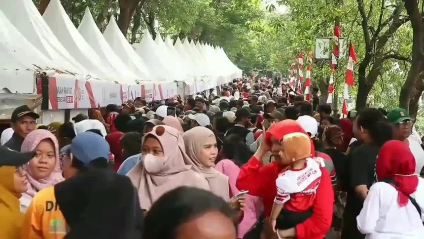 Pesta Rakyat HUT RI ke-81 di BKT: Ribuan Warga Padati Acara, Nikmati Kuliner dan Sembako Gratis