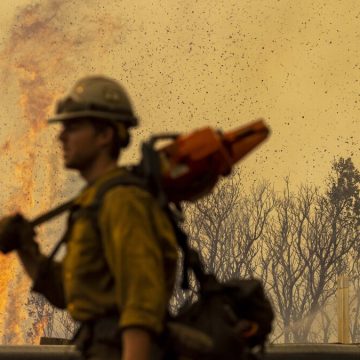 Petugas Pemadam Kebakaran Terpapar Asap Berbahaya, Kesehatan Terancam