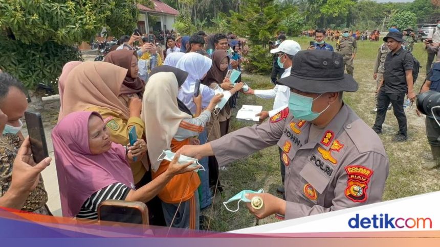 Polda Riau dan Dinkes Gelar Pemeriksaan Kesehatan bagi Warga Terpapar Asap Kebakaran Hutan Pelalawan