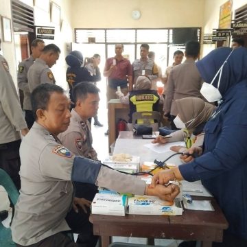 Polres OKU Polda Sumsel Jaga Kesehatan Personel Polsek Semidang Aji Lewat Pemeriksaan dan Pembagian Vitamin