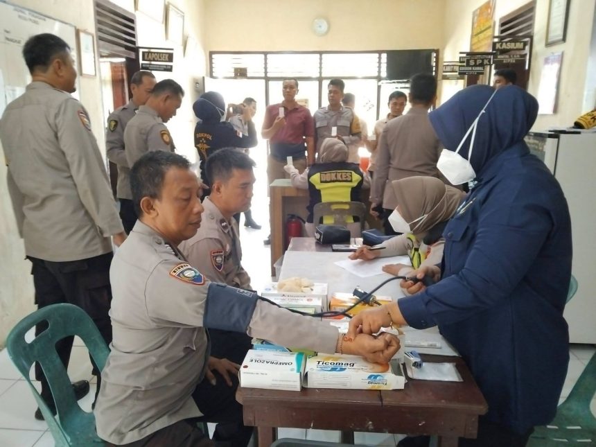 Polres OKU Polda Sumsel Jaga Kesehatan Personel Polsek Semidang Aji Lewat Pemeriksaan dan Pembagian Vitamin