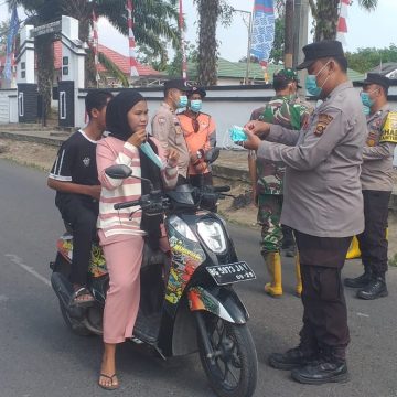 Polsek Sungai Rotan Bagikan Masker Gratis untuk Pelajar dan Pengguna Jalan