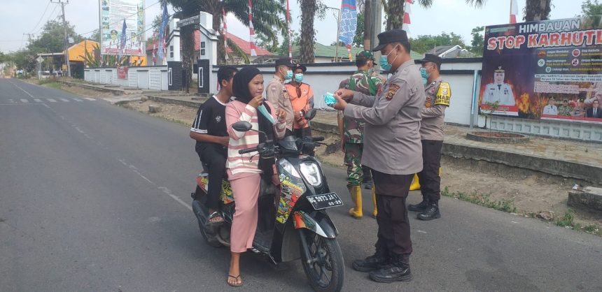 Polsek Sungai Rotan Bagikan Masker Gratis untuk Pelajar dan Pengguna Jalan