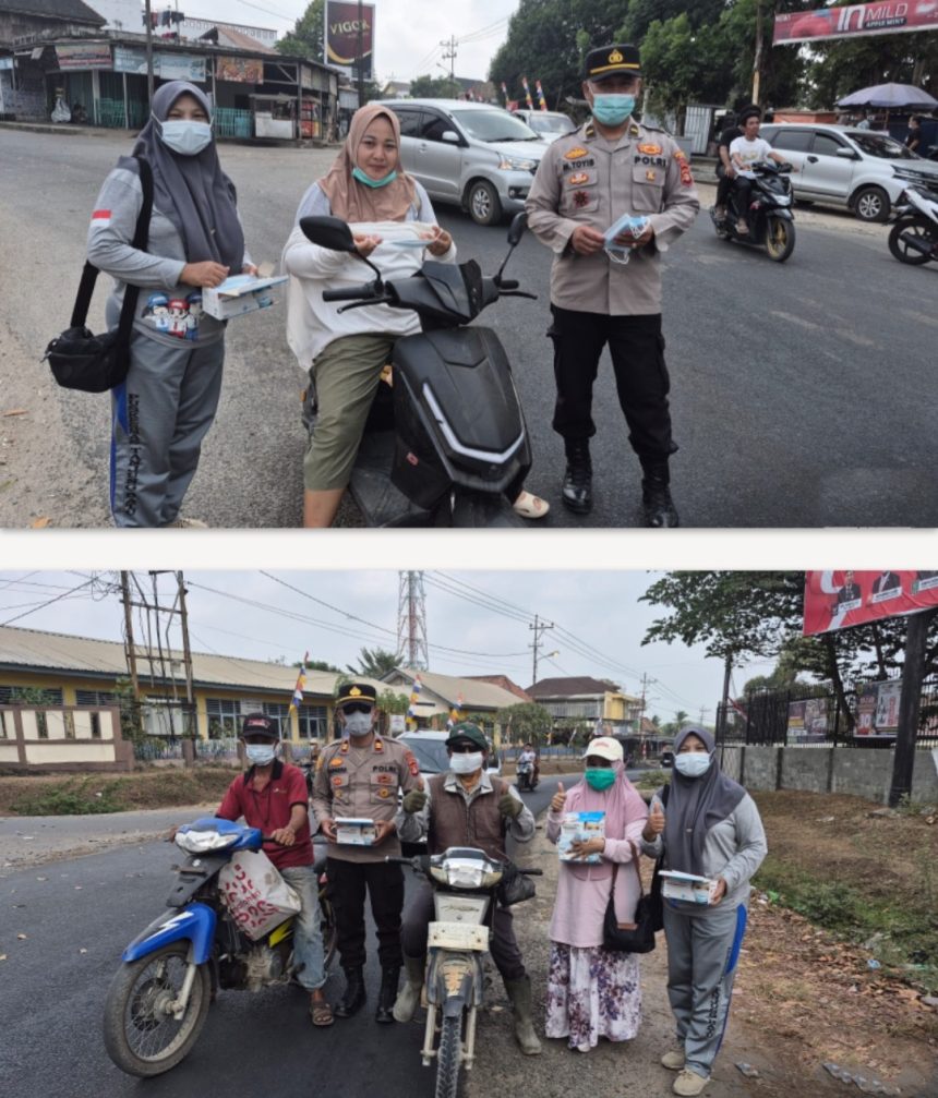 Polsek Tanjung Batu dan Puskesmas Bagikan Masker Gratis untuk Pengguna Jalan di Ogan Ilir