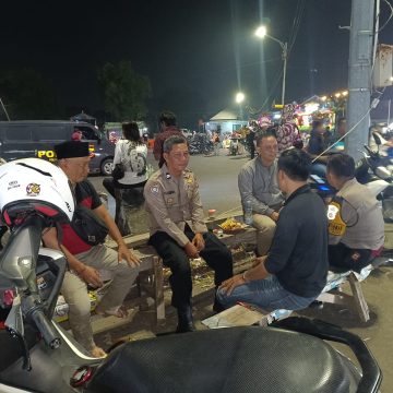 Polsek Weru Jaga Keamanan di Kawasan Kuliner Trusmi Demi Kenyamanan Pengunjung