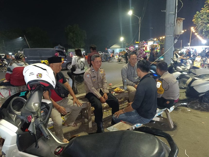 Polsek Weru Jaga Keamanan di Kawasan Kuliner Trusmi Demi Kenyamanan Pengunjung Polsek Weru Jaga Keamanan di Kawasan Kuliner Trusmi Demi Kenyamanan Pengunjung
